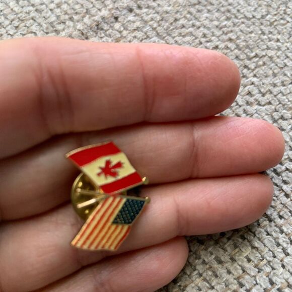 Vintage Pin USA Canada Flags Enamel Lapel Hat Tie Tack Bookbag Button Retro - Picture 4 of 7